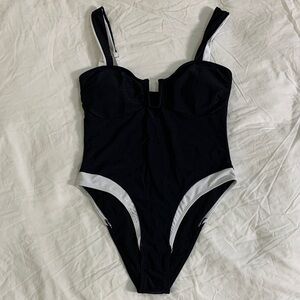 Black and White Women's‎ One Piece Swimsuit size M
